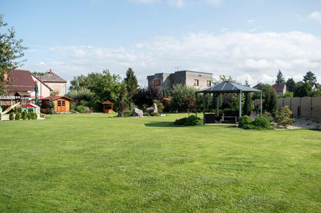 Hostinec A Penzion U Sv. Mikulase Hat Экстерьер фото