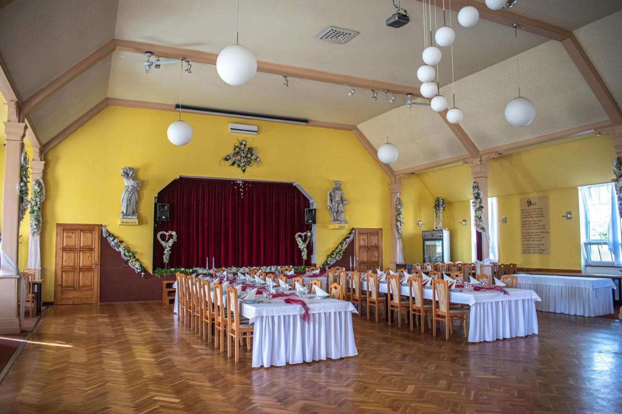 Hostinec A Penzion U Sv. Mikulase Hat Экстерьер фото